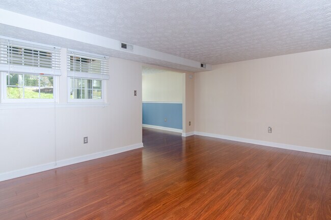 Building Photo - 606 Southern Hills Dr