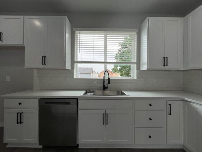 Foto del edificio - Luxury Living with Granite Counters & Stai...