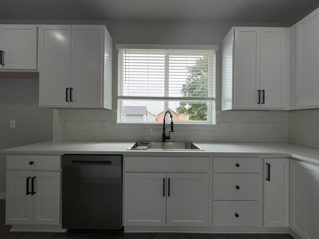Building Photo - Luxury Living with Granite Counters & Stai...