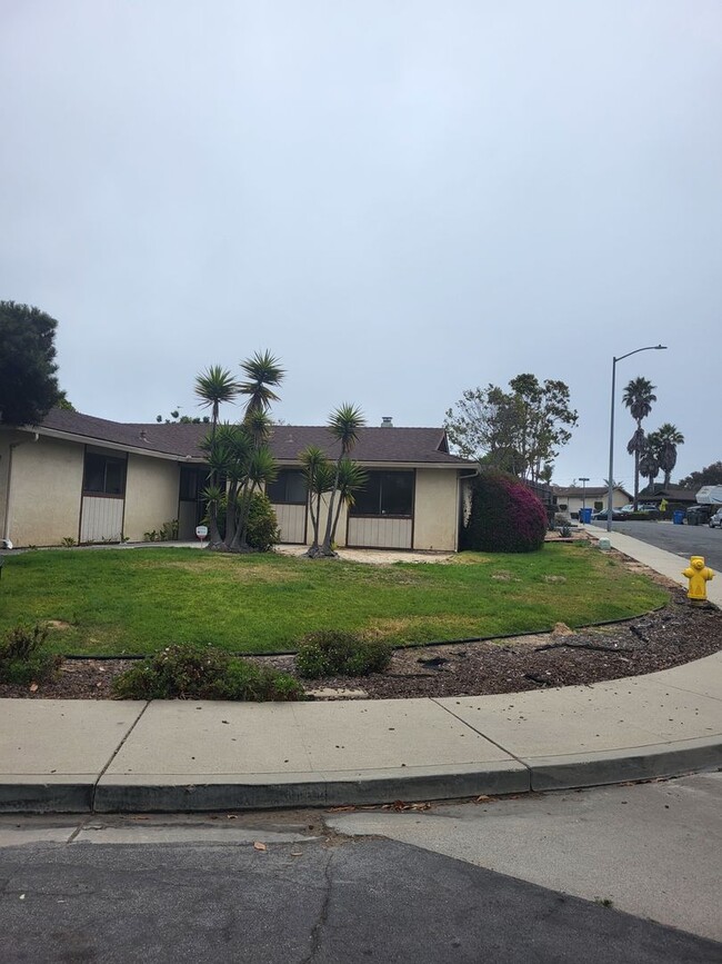 Building Photo - 1371 Crest St