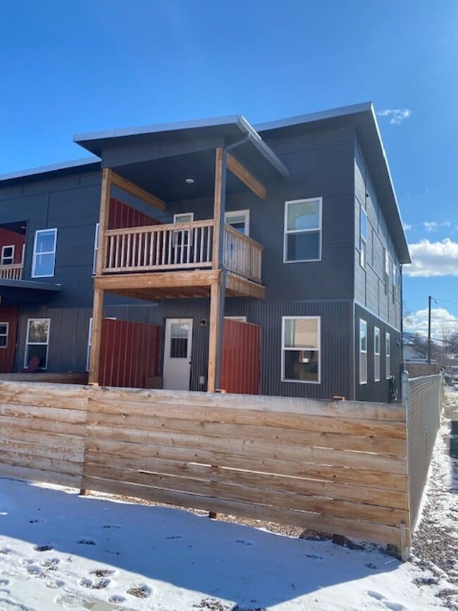 Building Photo - Newer Build - Immaculate 4-5 bed 3.5 Bath Townhouse