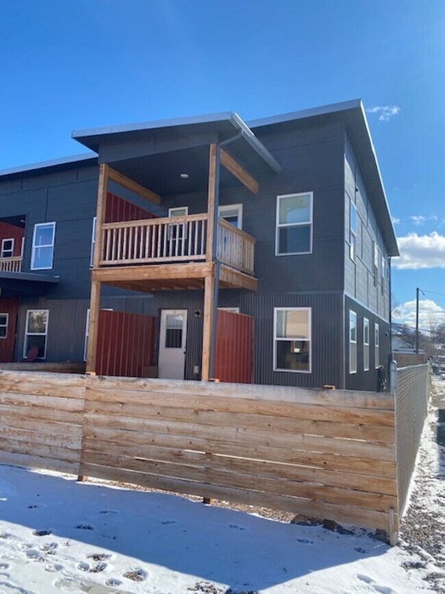 Foto del edificio - Newer Build - Immaculate 4-5 bed 3.5 Bath Townhouse