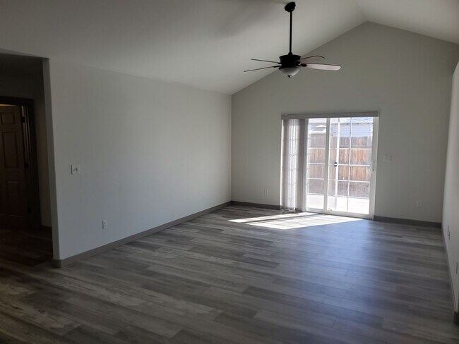 Foto del edificio - 1545 SW Kalama Ave