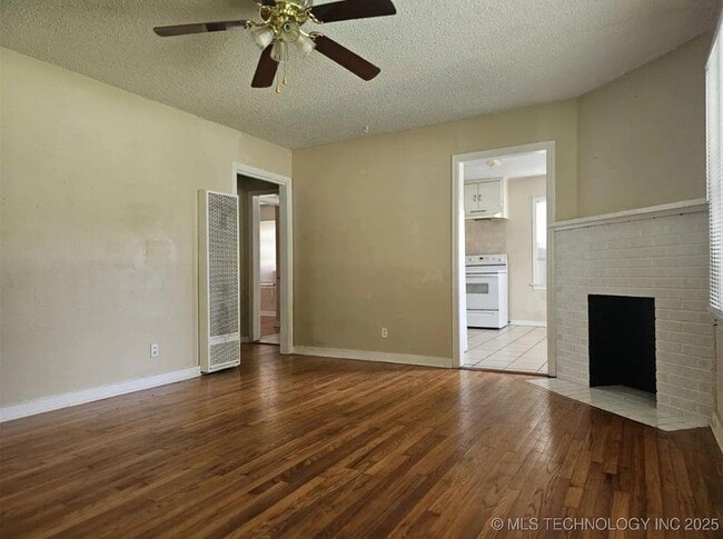 Building Photo - 514 15th Ave NW