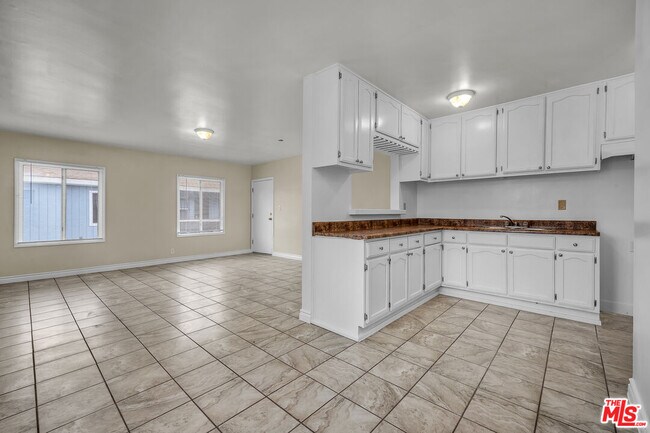 Building Photo - 522 E Kelso St