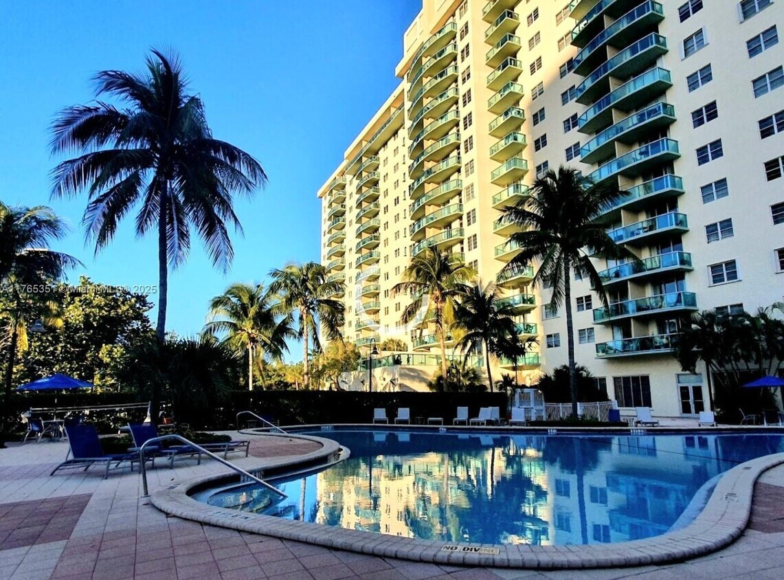 Foto principal - 19390 Collins Ave
