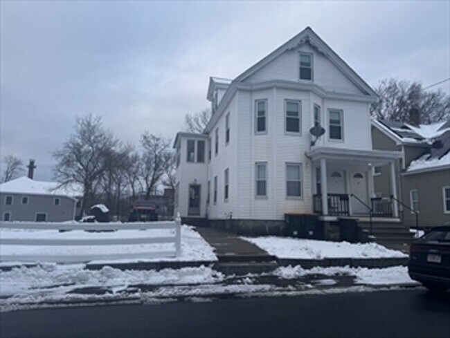 Building Photo - Recently updated 3 bed, 1 bath located in ...