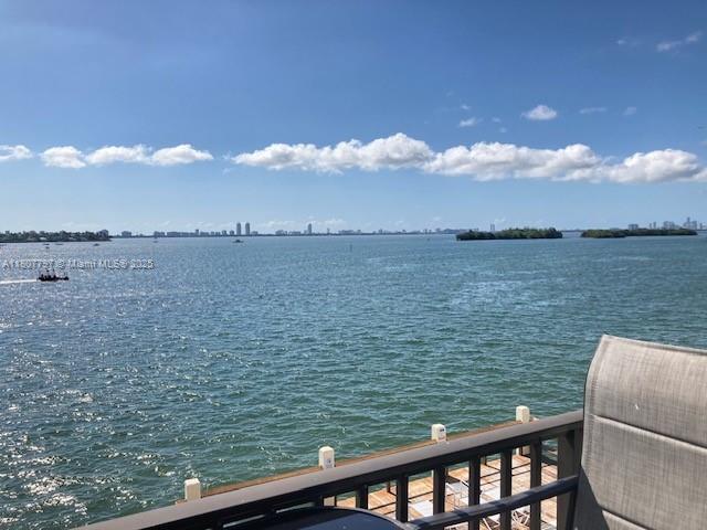 Foto principal - 7845 NE Bayshore Ct