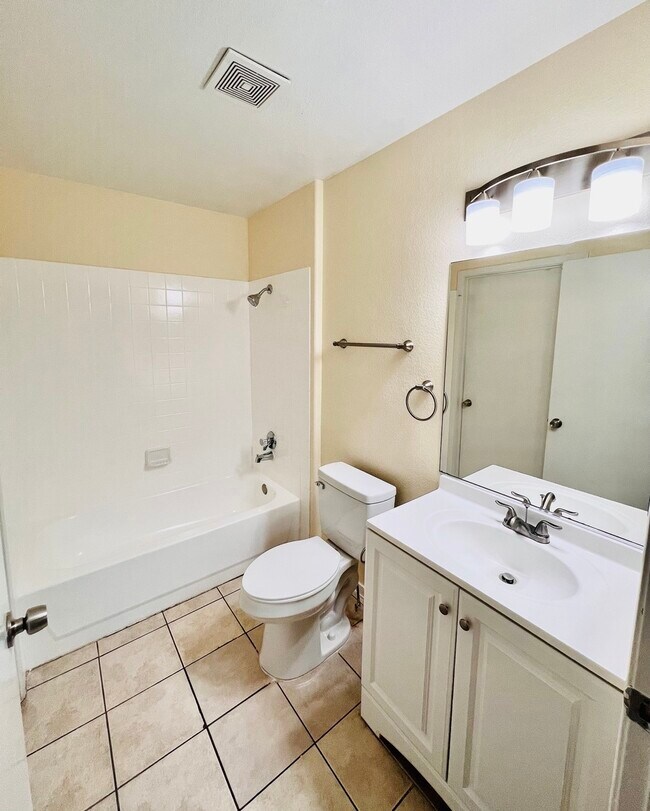 Building Photo - 1421 Linnbaker Ln