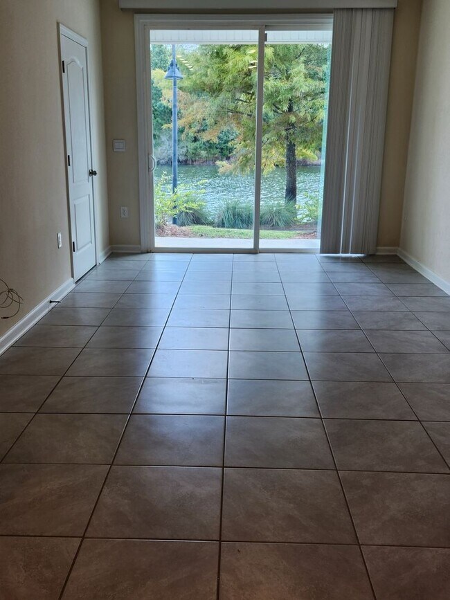 Foto del edificio - 545 Running Wds St