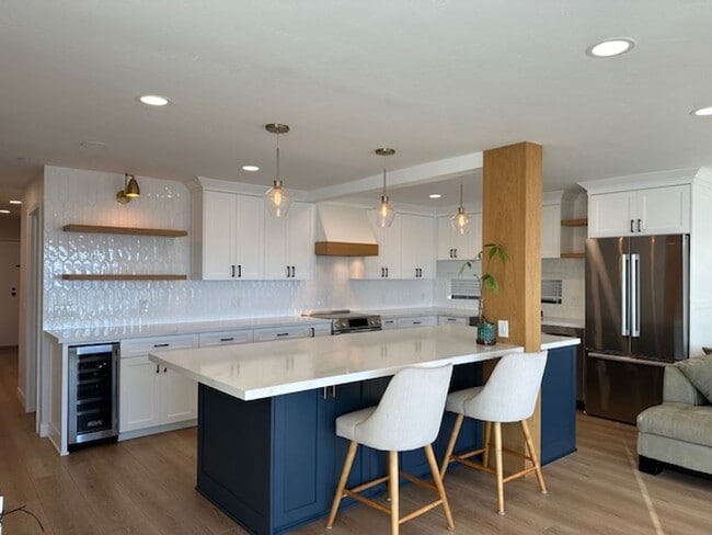 Building Photo - Stunning Bay Front Condominium on Sail Bay...