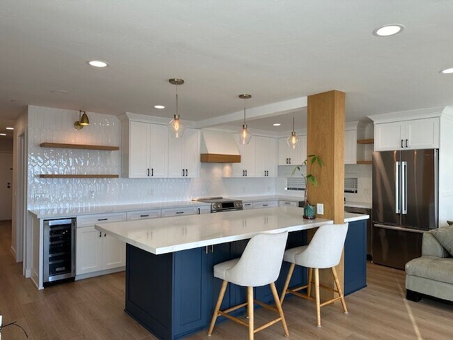 Foto del edificio - Stunning Bay Front Condominium on Sail Bay...