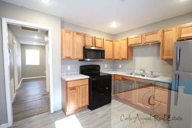 Building Photo - Move in special $550!! Recently renovated 2 bed, 1 bath apt - utilities included!! HUD accepted!