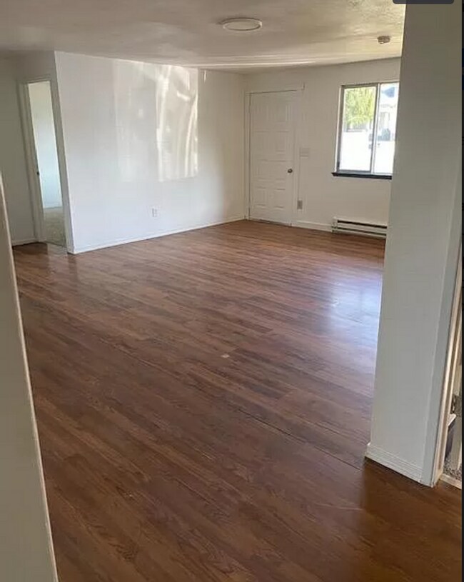 Building Photo - Updated 4 Bedroom 2 Bath PET FRIENDLY