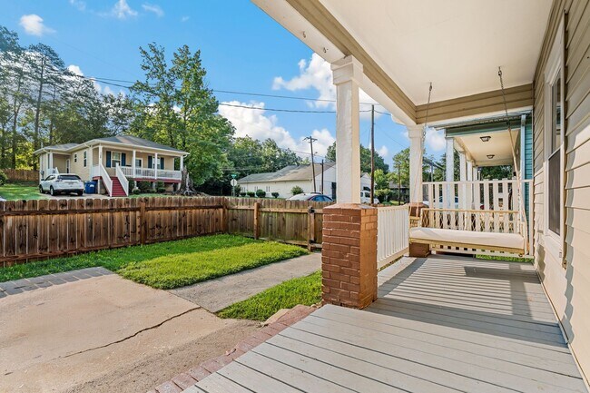 Building Photo - Beautifully Renovated 2 Bed / 2 Bath Home with Fenced Yard in Durham!