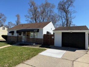 Building Photo - 303 W Ainsworth St