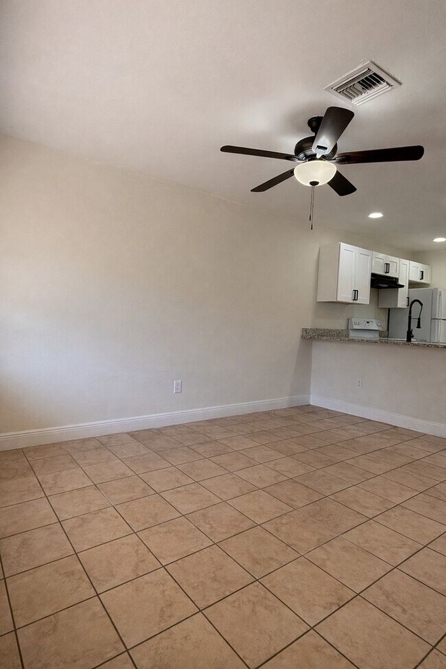 Foto del edificio - 2243-2247 South St Tri-Plex