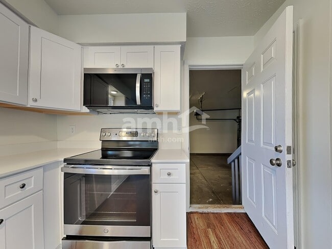 Building Photo - 3270 Village Dr