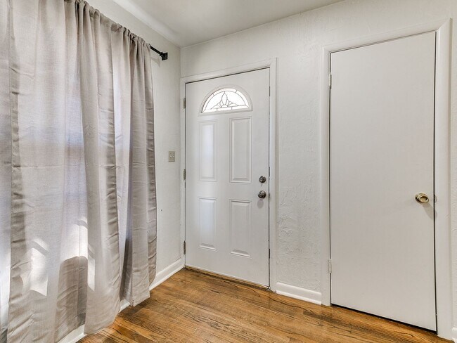 Building Photo - Charming 3-Bedroom Home for Rent in The Vi...