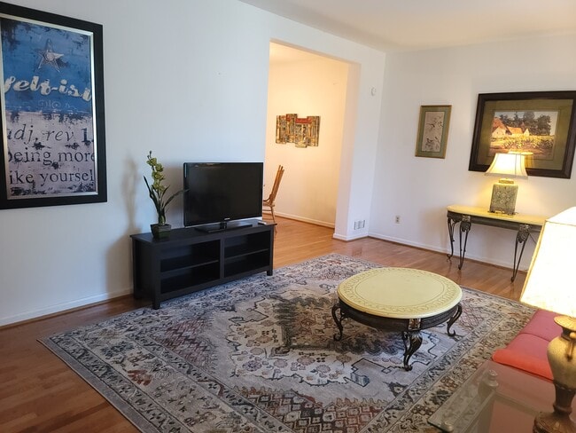 Building Photo - 5813 Mentana St