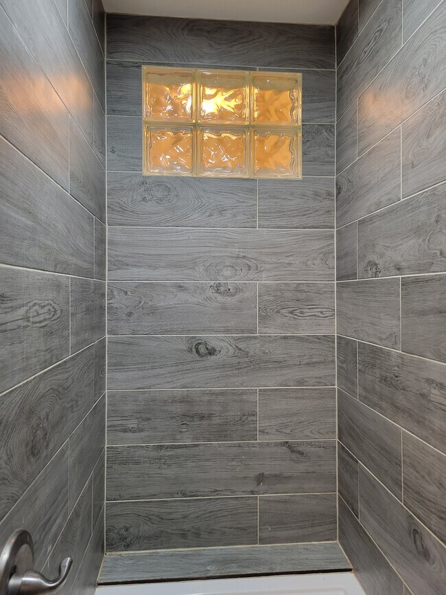 Shower/soaking tub - 1121 Stone Canyon Rd