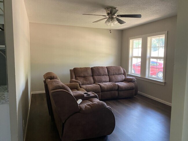 Foto del edificio - Updated 3 Bedroom House With Large Fenced-...