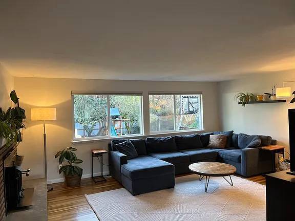 Sala de estar - 9220 11th Ave SW