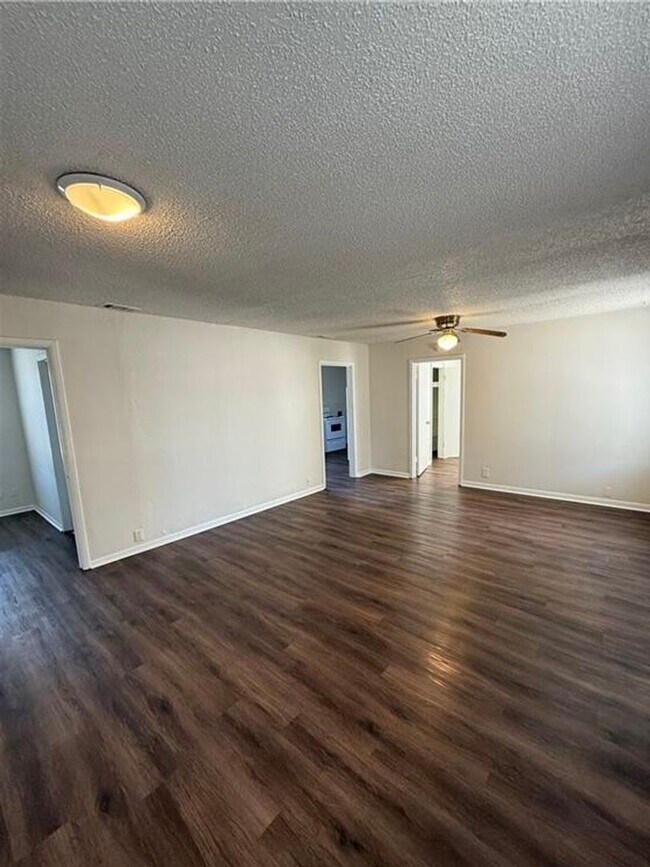 Foto del edificio - Cozy newly renovated corner lot 3 bedroom ...
