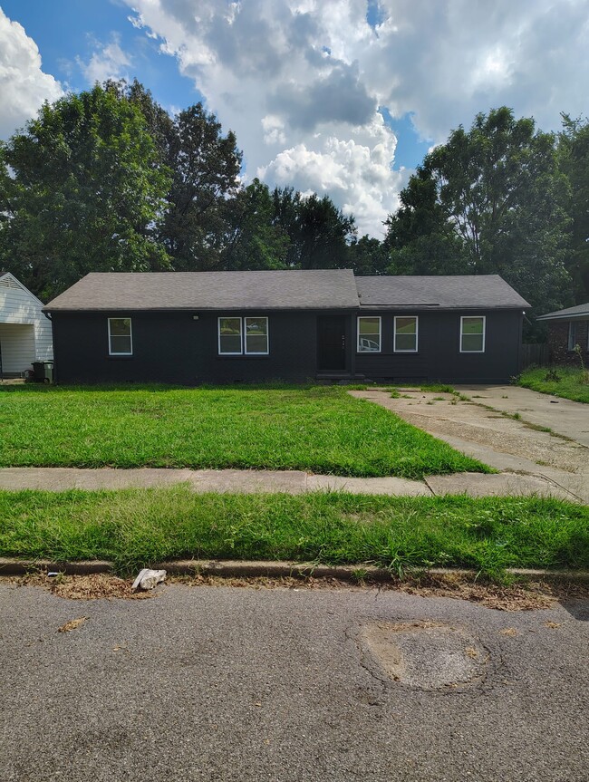 Building Photo - 3117 Christine Rd