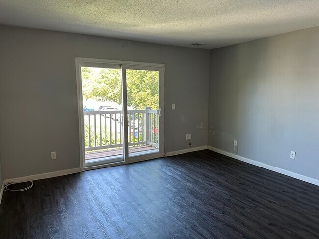 Foto del edificio - Updated 2Bd 1Bth Condo in Kirkwood