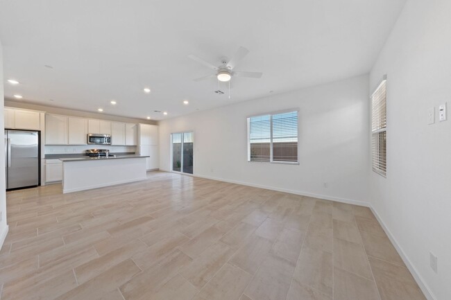 Building Photo - Brand New 3 Bed Home in Henderson's Cadenc...