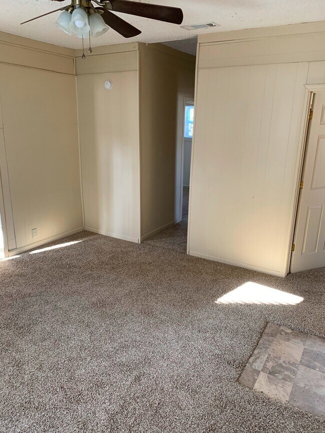 Building Photo - 2 Bedroom 1 Bathroom Home  $895!