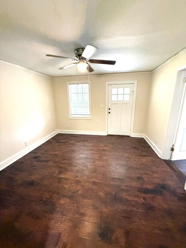 Building Photo - ** 3 bed 1 bath located in Dalraida ** Cal...
