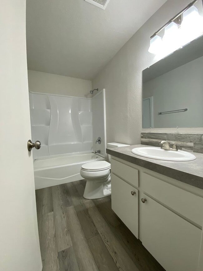 Building Photo - 3bed, 1bath, 1,000sq.ft. single car garage home - Emmett