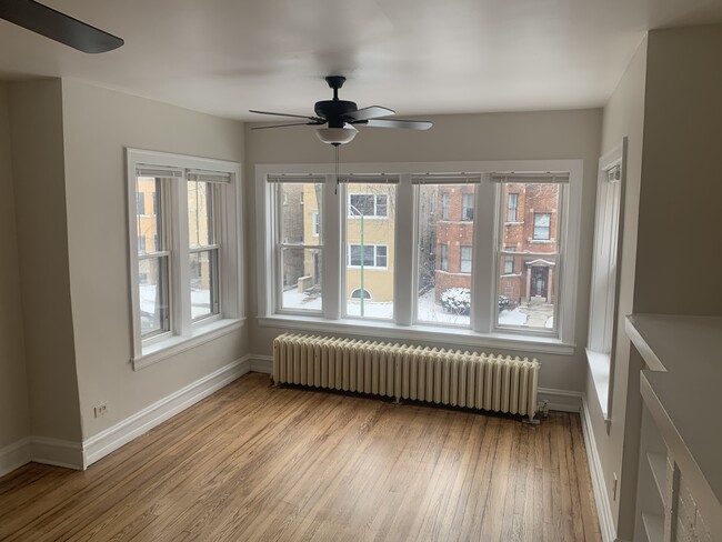 Living Room - 5725 N Talman Ave
