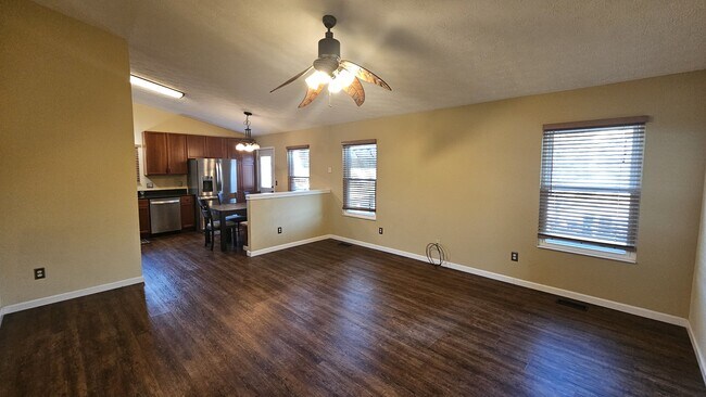 Foto del edificio - 560 Little Creek Dr