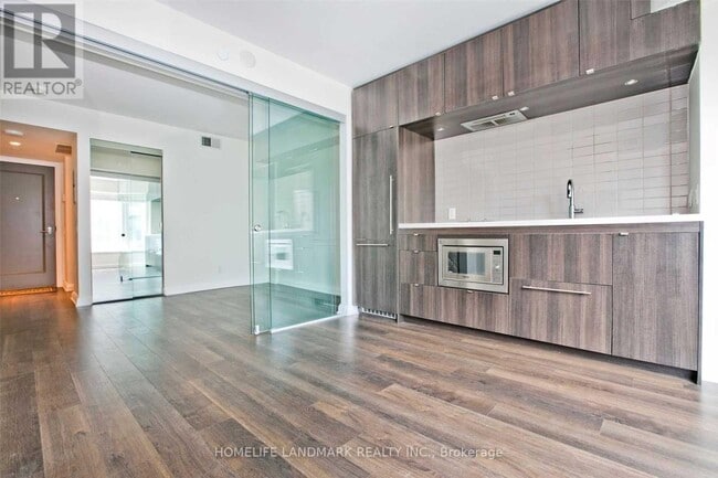 Photo du bâtiment - 155 Yorkville Ave