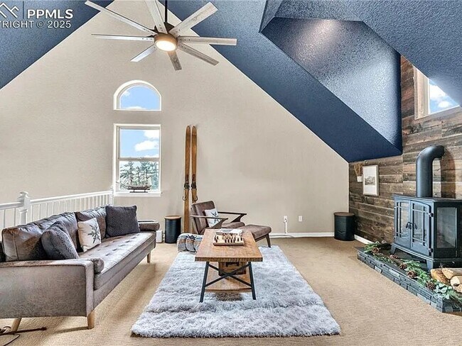 Foto del edificio - Spacious & Modern 5BR Mountain Home in Pal...