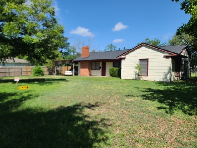 Building Photo - 606 Churchill Dr