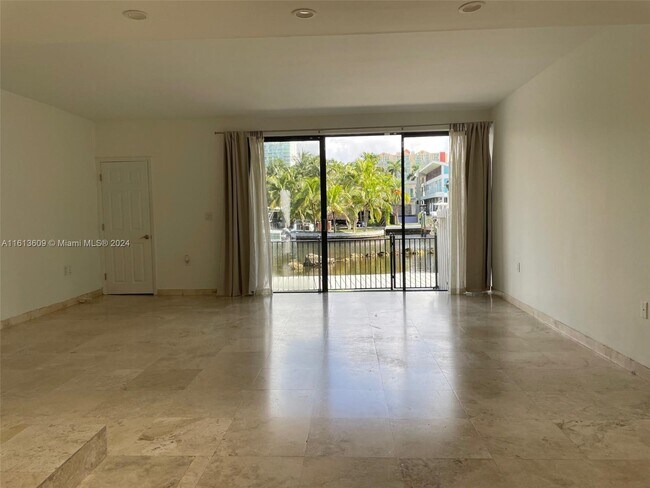 Foto del edificio - 335 Poinciana Island Dr