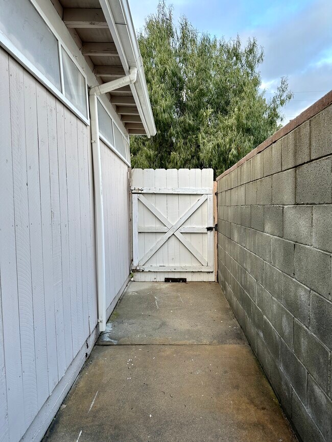 Building Photo - 700 E Angeleno Ave