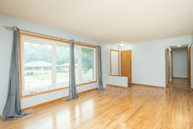 Building Photo - 3934 Oakshire Rd