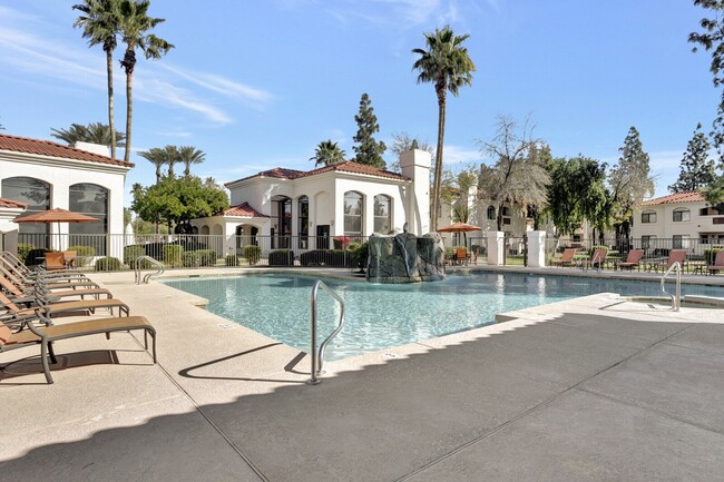 Piscina con estilo de centro turístico - San Montego Apartments