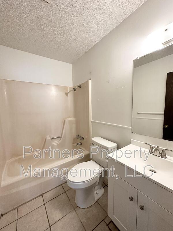 Building Photo - 101 Pine Ave