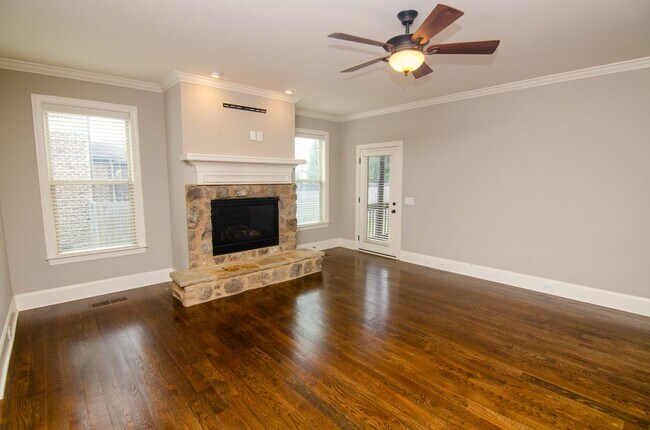 Building Photo - Stunning in Mt Juliet