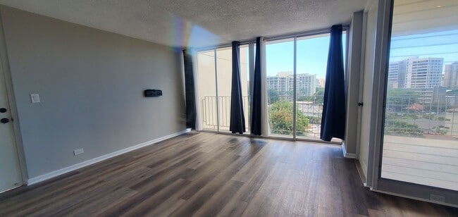 Foto del edificio - 2 bed, 1 bath, 1 parking updated unit in M...