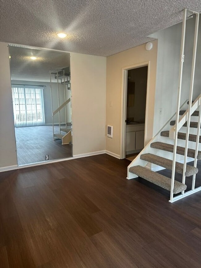 Foto del edificio - EASTER WAY - LOCATED NEAR UCSD IN UTC!  MO...