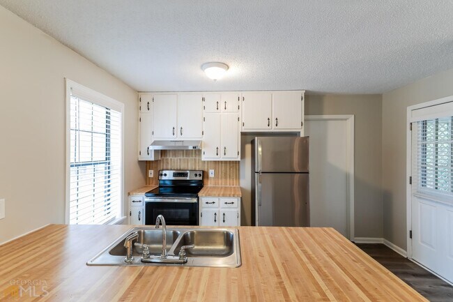 Foto del edificio - 5823 Meadow View Ln