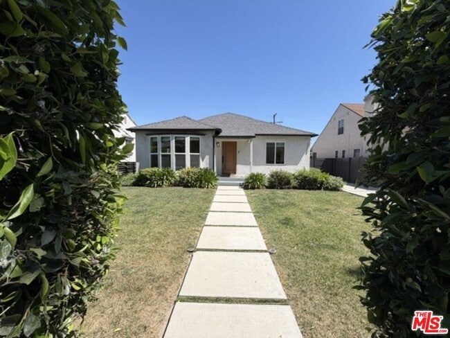 Foto del edificio - 1768 S Fairfax Ave