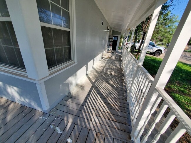 Building Photo - Adorable Updated 3 bedroom 2 bath home at ...